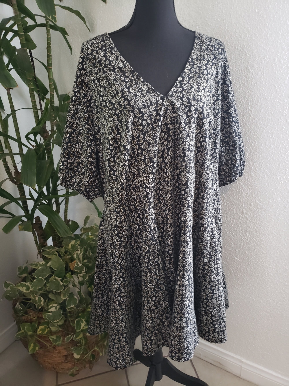 Universal Thread Black and Cream Flower Patterned Dress Size 1X